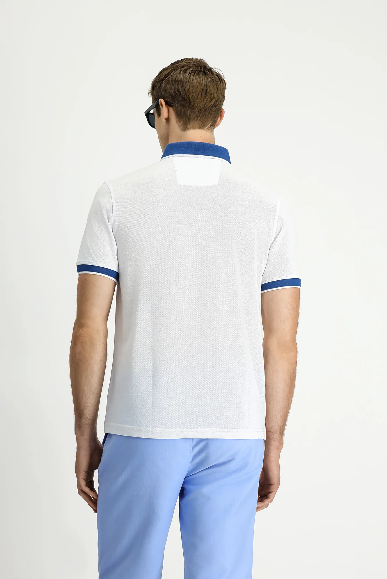 Beyaz Polo Yaka Regular Fit Desenli Pamuklu Tişört - Image 5