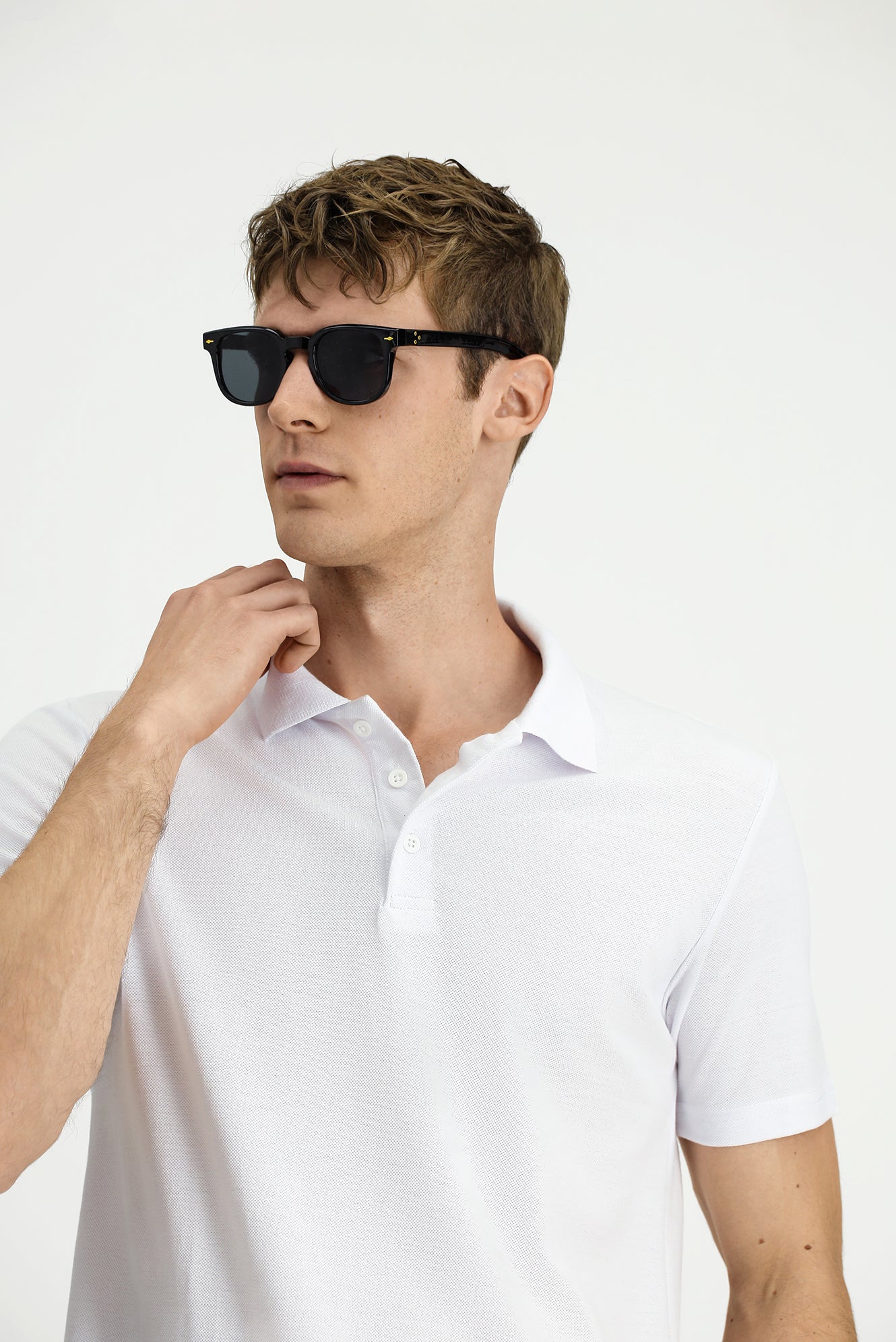 Beyaz Polo Yaka Regular Fit Nakışlı Pamuklu Tişört - Image 3
