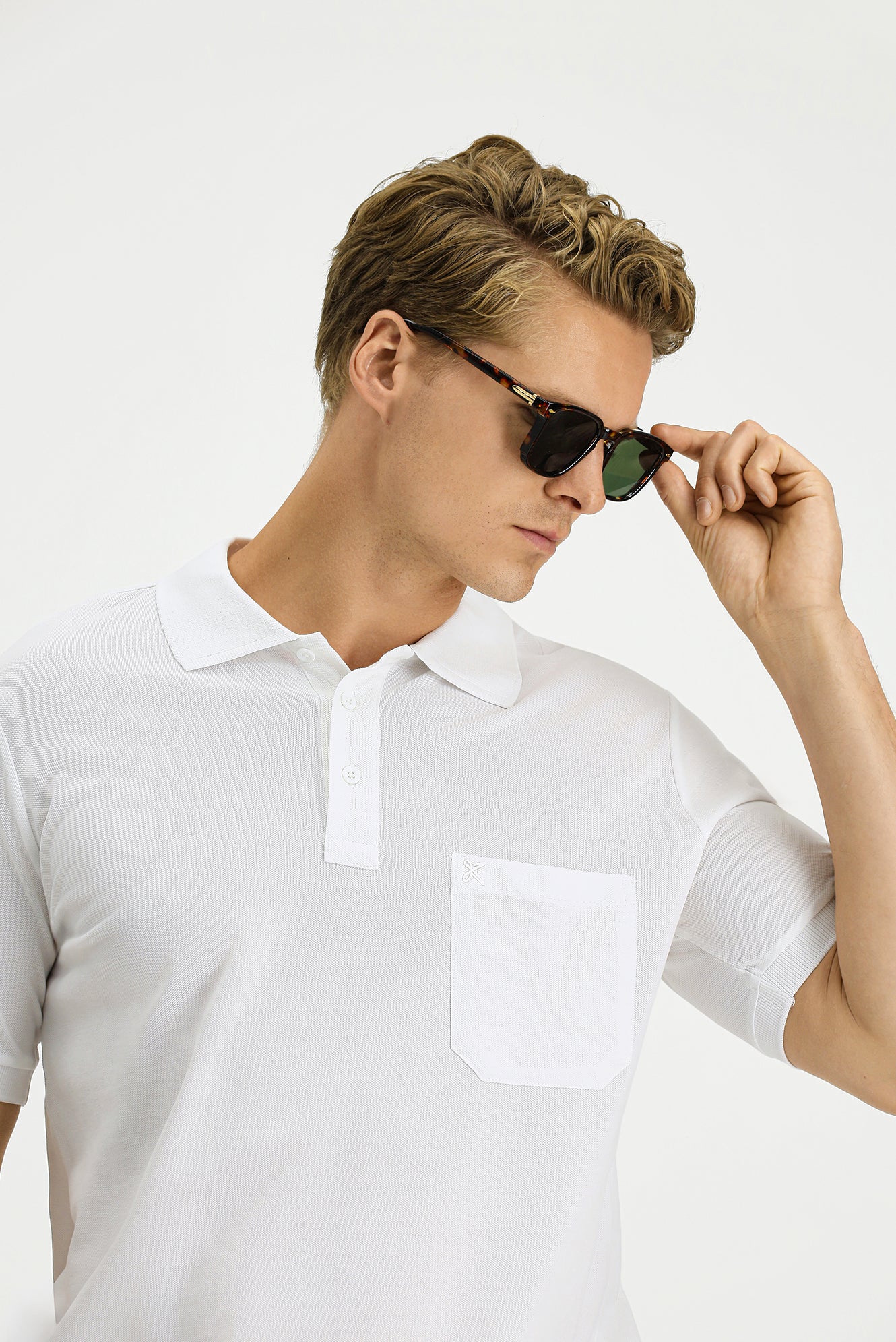 Beyaz Regular Fit Pamuk Nakışlı Cepli Kıvrılmaz Polo Yaka Tişört - Image 4