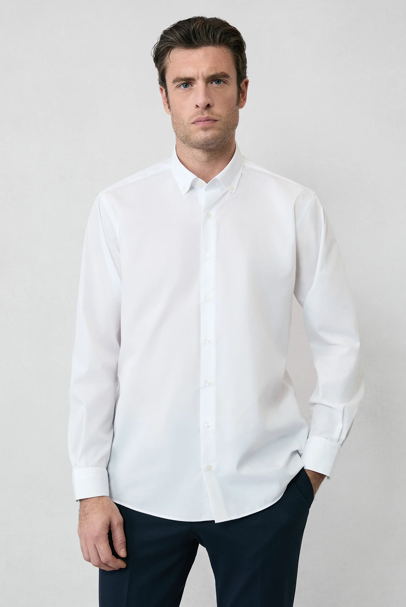 Beyaz Uzun Kol Regular Fit Düğmeli Yaka Pamuklu Non Iron Ütü Gerektirmeyen Gömlek - Image 2