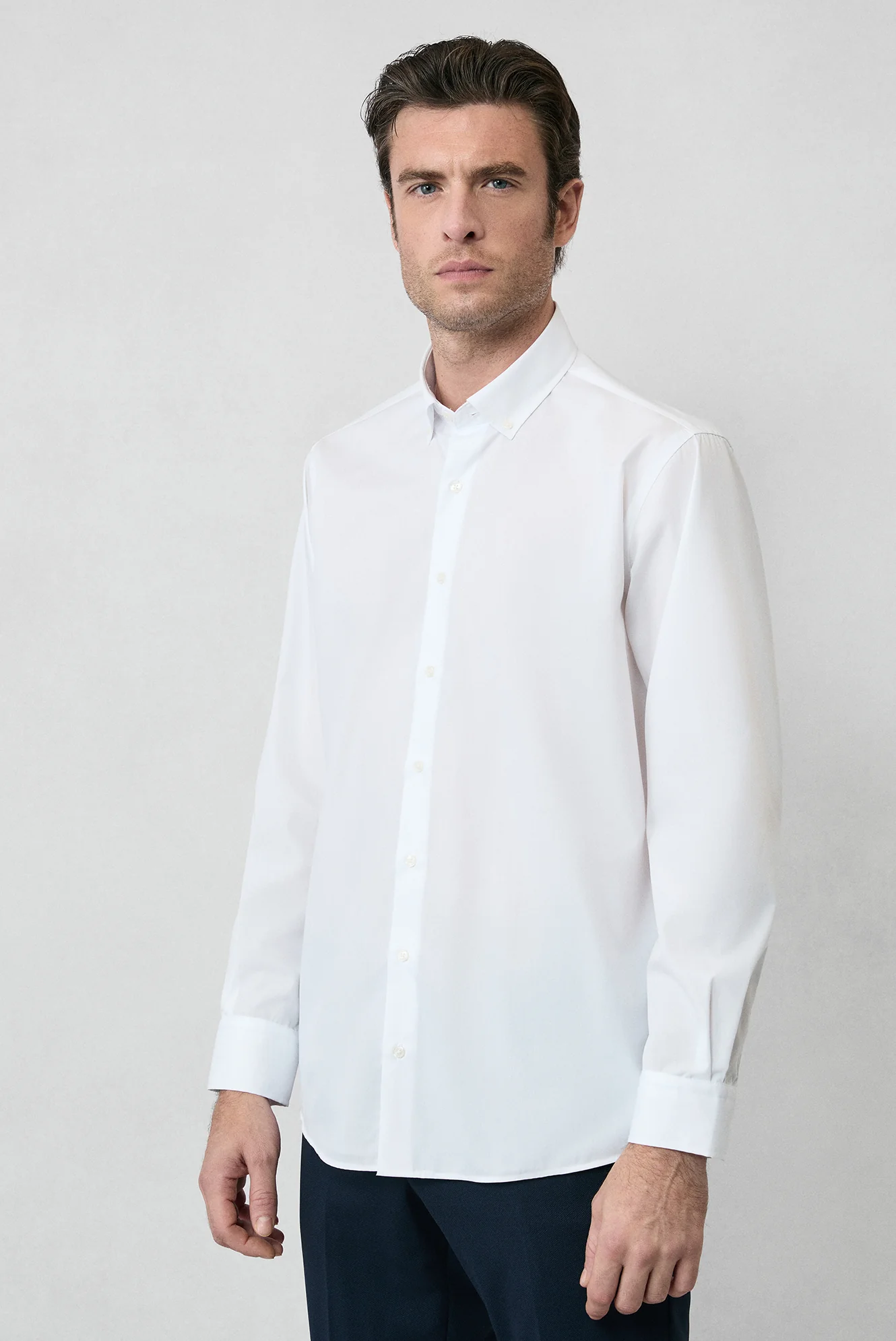 Beyaz Uzun Kol Regular Fit Düğmeli Yaka Pamuklu Non Iron Ütü Gerektirmeyen Gömlek - Image 3