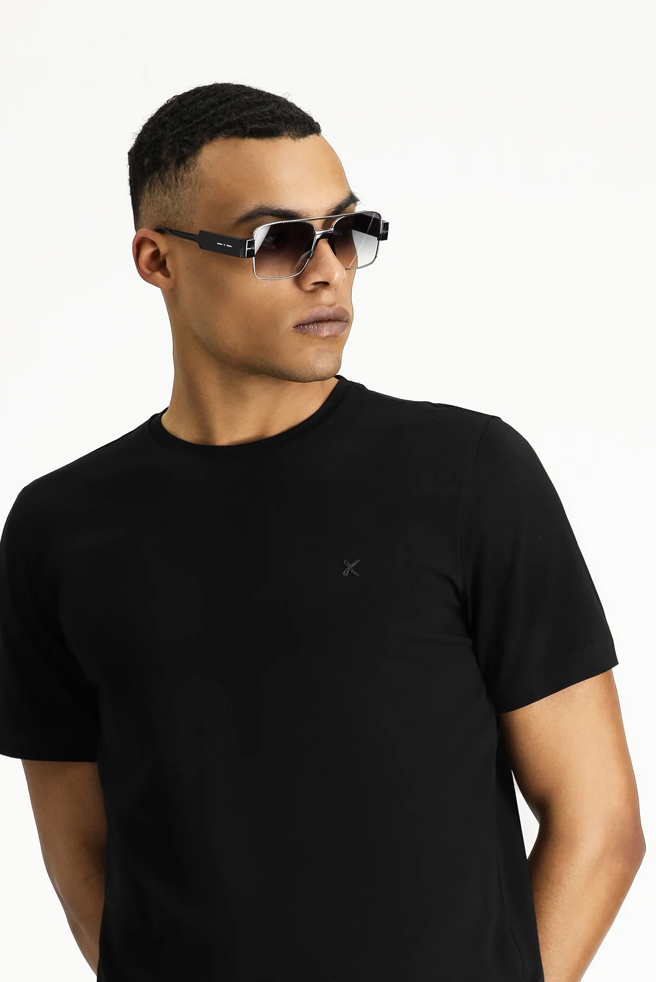 Siyah Bisiklet Yaka Slim Fit Yumuşak Dokulu Pamuklu Likralı Esnek Tişört - Image 3